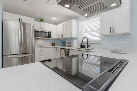 House in Pinellas Park, Florida 4 bedrooms, 124.49 sq.m. № 1917706 - photo 6