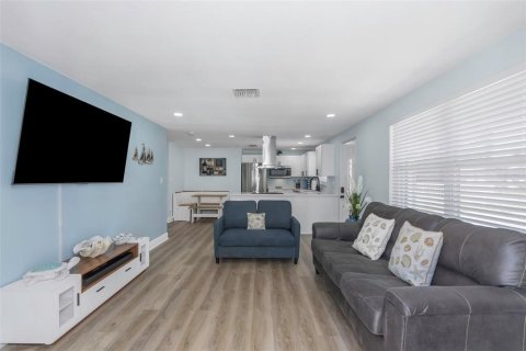 House in Pinellas Park, Florida 4 bedrooms, 124.49 sq.m. № 1917706 - photo 14