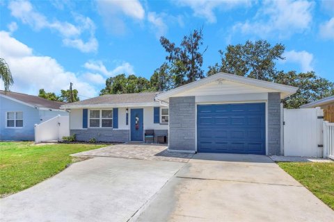 House in Pinellas Park, Florida 4 bedrooms, 124.49 sq.m. № 1917706 - photo 2