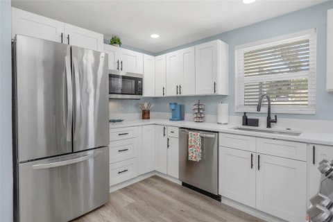House in Pinellas Park, Florida 4 bedrooms, 124.49 sq.m. № 1917706 - photo 9