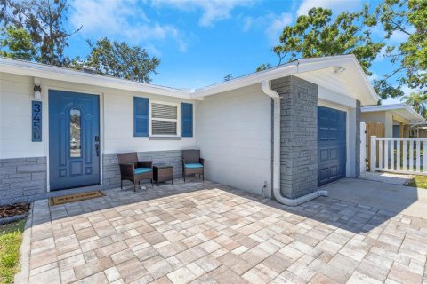 House in Pinellas Park, Florida 4 bedrooms, 124.49 sq.m. № 1917706 - photo 4