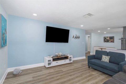 House in Pinellas Park, Florida 4 bedrooms, 124.49 sq.m. № 1917706 - photo 16