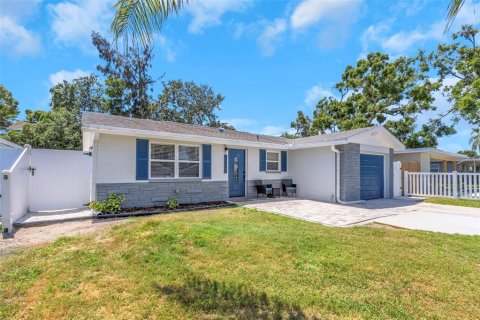 House in Pinellas Park, Florida 4 bedrooms, 124.49 sq.m. № 1917706 - photo 1