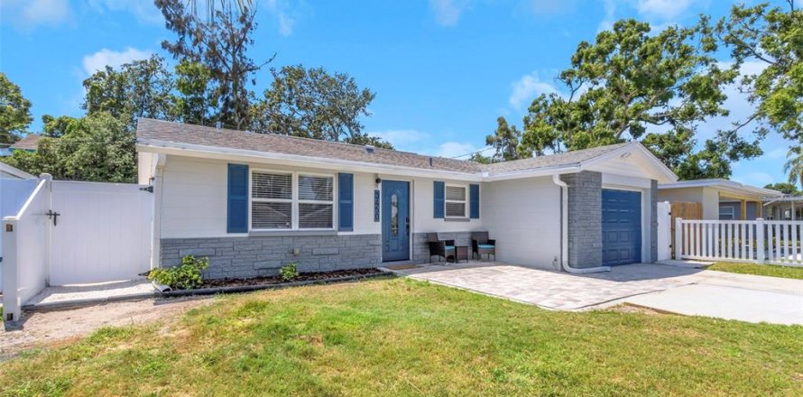 House in Pinellas Park, Florida 4 bedrooms, 124.49 sq.m. № 1917706