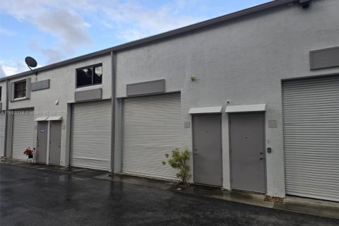 Commercial property in Pompano Beach, Florida № 1946716 - photo 2