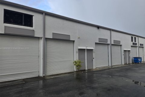 Commercial property in Pompano Beach, Florida № 1946716 - photo 1