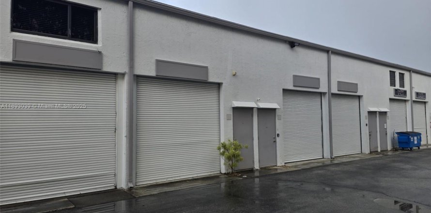 Commercial property in Pompano Beach, Florida № 1946716