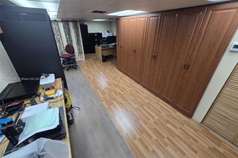 Commercial property in Pompano Beach, Florida № 1946716 - photo 8