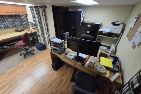 Commercial property in Pompano Beach, Florida № 1946716 - photo 6