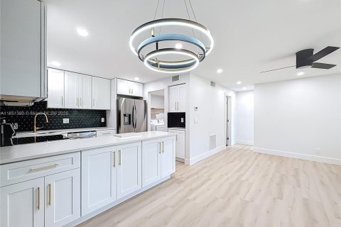 Condo in West Palm Beach, Florida, 1 bedroom № 1961890 - photo 10