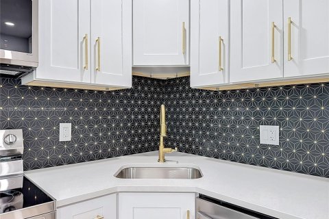 Condo in West Palm Beach, Florida, 1 bedroom № 1961890 - photo 15