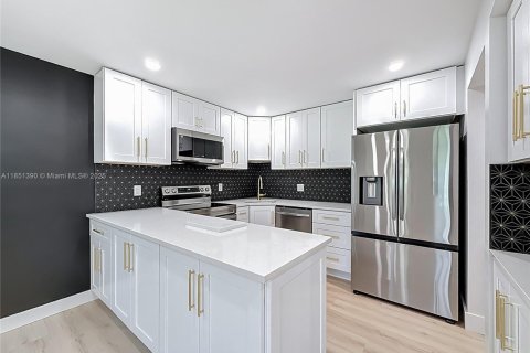 Condo in West Palm Beach, Florida, 1 bedroom № 1961890 - photo 12