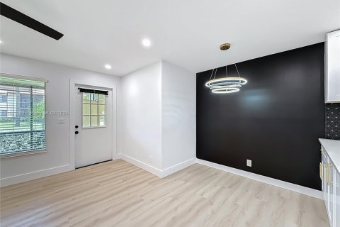 Condo in West Palm Beach, Florida, 1 bedroom № 1961890 - photo 4