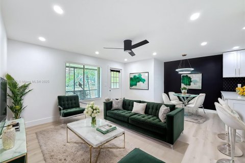 Condo in West Palm Beach, Florida, 1 bedroom № 1961890 - photo 1