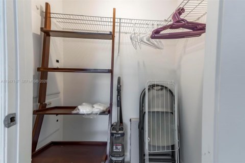Condo in Miami, Florida  № 2244428 - photo 15