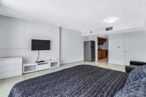 Condo in Miami, Florida  № 2244428 - photo 13
