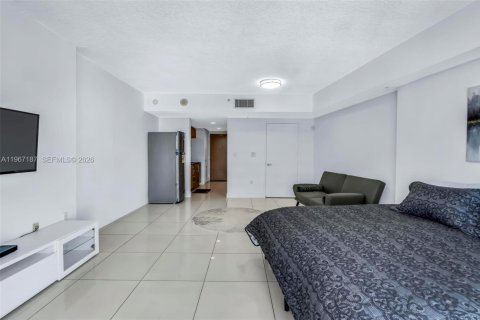 Condo in Miami, Florida  № 2244428 - photo 11