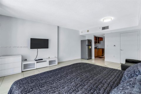Condo in Miami, Florida  № 2244428 - photo 12