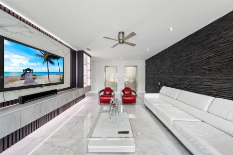 Villa ou maison à vendre à Coral Gables, Floride: 3 chambres, 361.02 m2 № 2085375 - photo 8