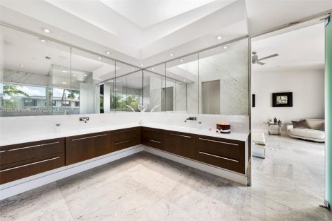 Villa ou maison à vendre à Coral Gables, Floride: 3 chambres, 361.02 m2 № 2085375 - photo 19