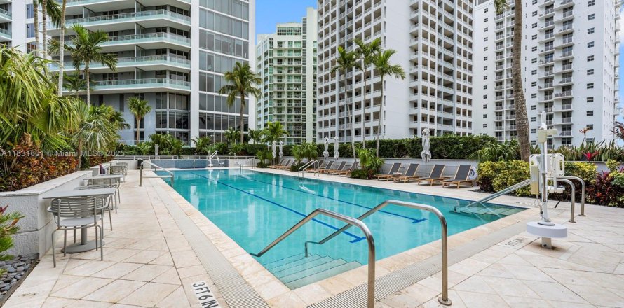 Condominio en Miami, Florida, 1 dormitorio  № 1814407