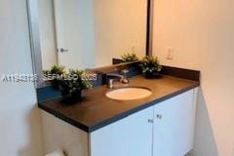 Condo in Miami, Florida, 1 bedroom  № 1999472 - photo 10