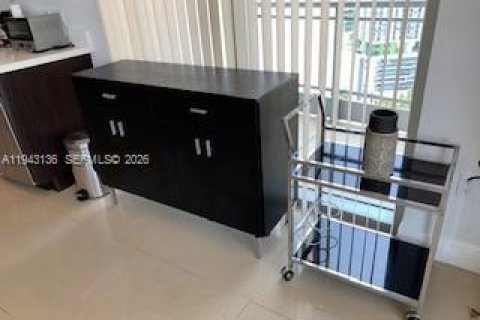Condo in Miami, Florida, 1 bedroom  № 1999472 - photo 7