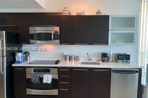 Condo in Miami, Florida, 1 bedroom  № 1999472 - photo 5