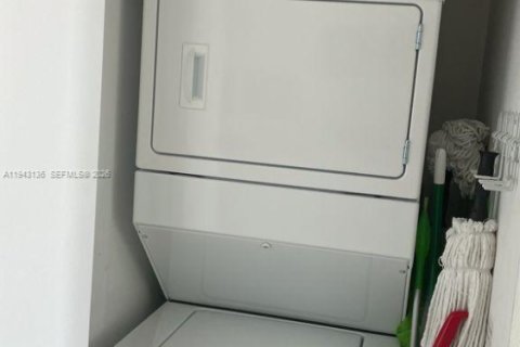 Condo in Miami, Florida, 1 bedroom  № 1999472 - photo 14