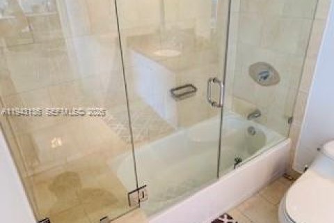 Condo in Miami, Florida, 1 bedroom  № 1999472 - photo 11