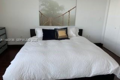 Condo in Miami, Florida, 1 bedroom  № 1999472 - photo 9