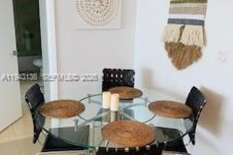 Condo in Miami, Florida, 1 bedroom  № 1999472 - photo 4