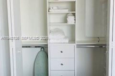 Condo in Miami, Florida, 1 bedroom  № 1999472 - photo 12