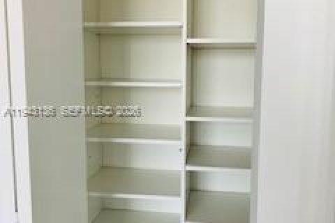 Condo in Miami, Florida, 1 bedroom  № 1999472 - photo 13