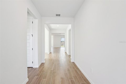 House in Zephyrhills, Florida 5 bedrooms, 353.68 sq.m. № 2110503 - photo 5