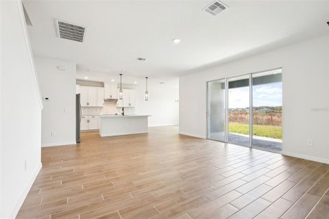 House in Zephyrhills, Florida 5 bedrooms, 353.68 sq.m. № 2110503 - photo 8