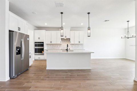 House in Zephyrhills, Florida 5 bedrooms, 353.68 sq.m. № 2110503 - photo 15