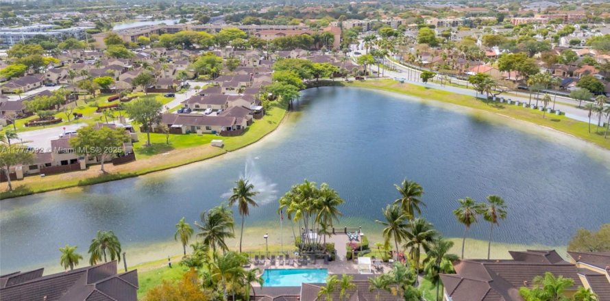 Townhouse in Hialeah, Florida 3 bedrooms, 103.59 sq.m. № 1735635