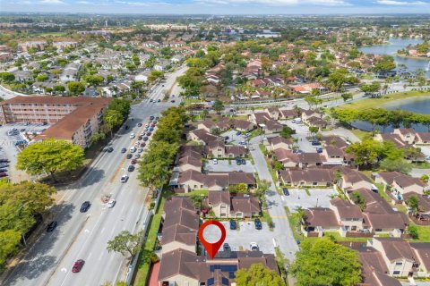 Townhouse in Hialeah, Florida 3 bedrooms, 103.59 sq.m. № 1735635 - photo 12
