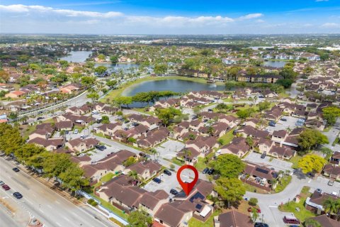 Townhouse in Hialeah, Florida 3 bedrooms, 103.59 sq.m. № 1735635 - photo 11