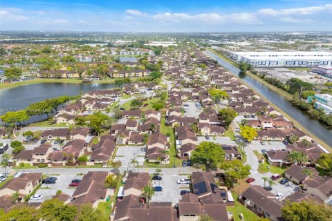 Townhouse in Hialeah, Florida 3 bedrooms, 103.59 sq.m. № 1735635 - photo 9