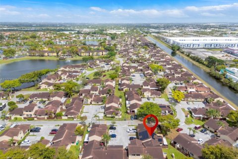 Townhouse in Hialeah, Florida 3 bedrooms, 103.59 sq.m. № 1735635 - photo 10