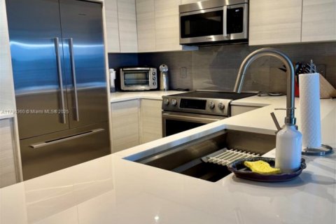 Condo in North Miami Beach, Florida, 2 bedrooms  № 1863423 - photo 11
