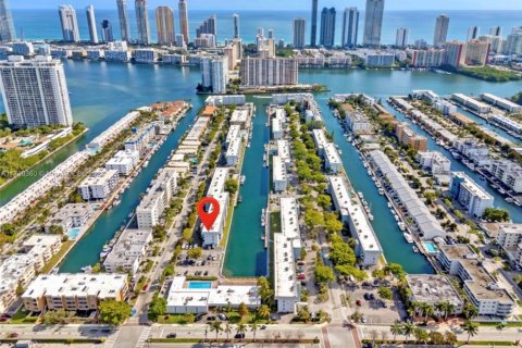 Condo in North Miami Beach, Florida, 2 bedrooms  № 1863423 - photo 1