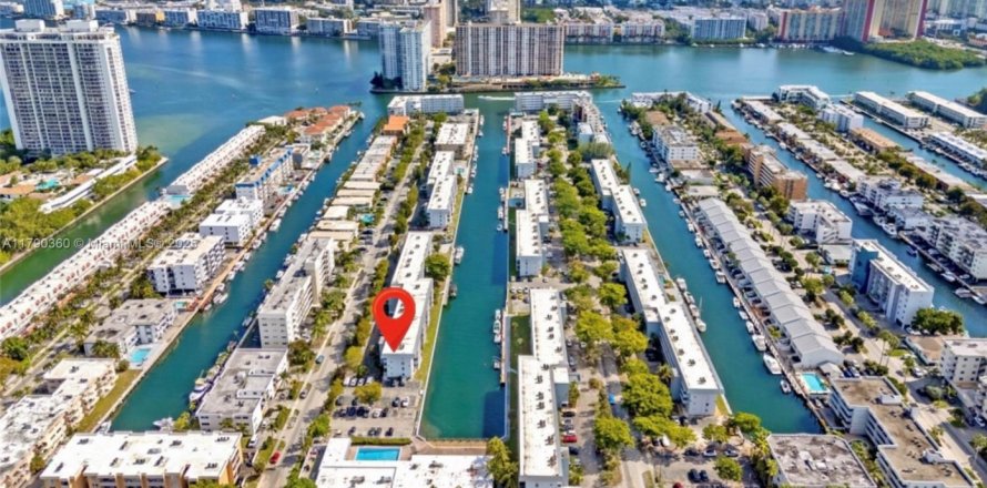 Condo in North Miami Beach, Florida, 2 bedrooms № 1863423