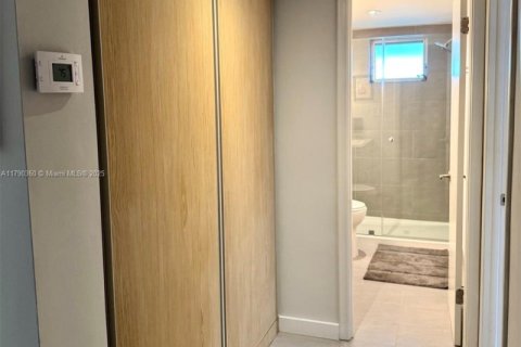 Condo in North Miami Beach, Florida, 2 bedrooms  № 1863423 - photo 15