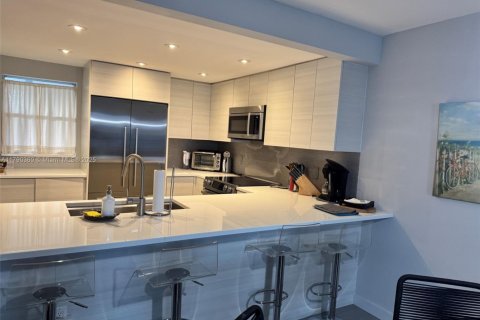 Condo in North Miami Beach, Florida, 2 bedrooms  № 1863423 - photo 12