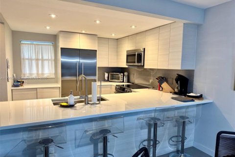 Condo in North Miami Beach, Florida, 2 bedrooms  № 1863423 - photo 9