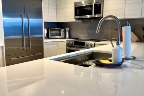 Condo in North Miami Beach, Florida, 2 bedrooms  № 1863423 - photo 13