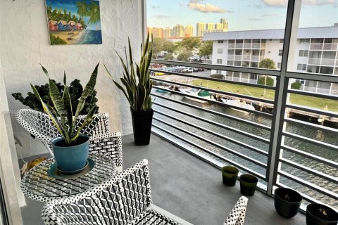 Condo in North Miami Beach, Florida, 2 bedrooms  № 1863423 - photo 2